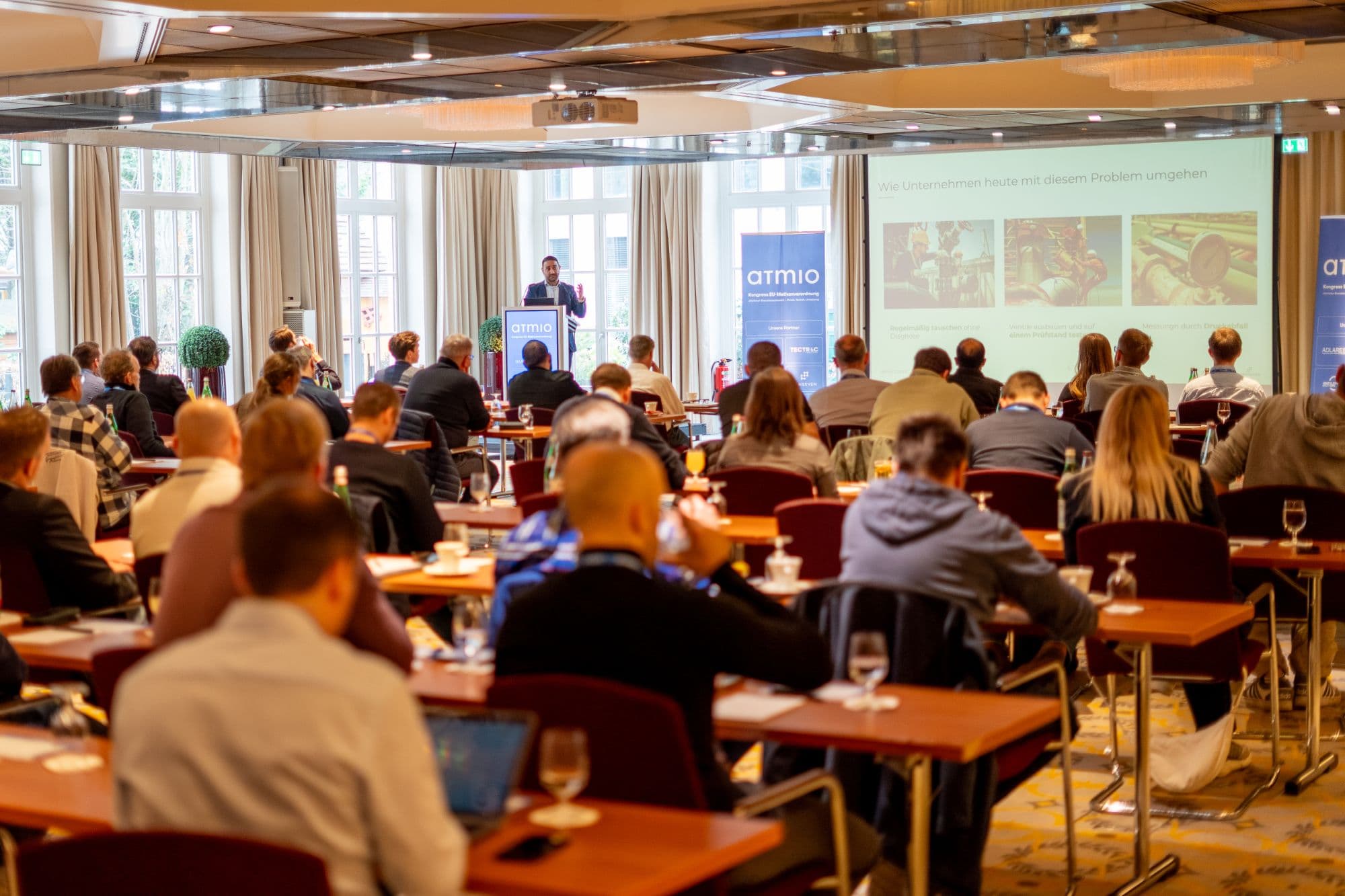 Senseven talk at the atmio Congress on the EU methane regulation in front of a full conference hall