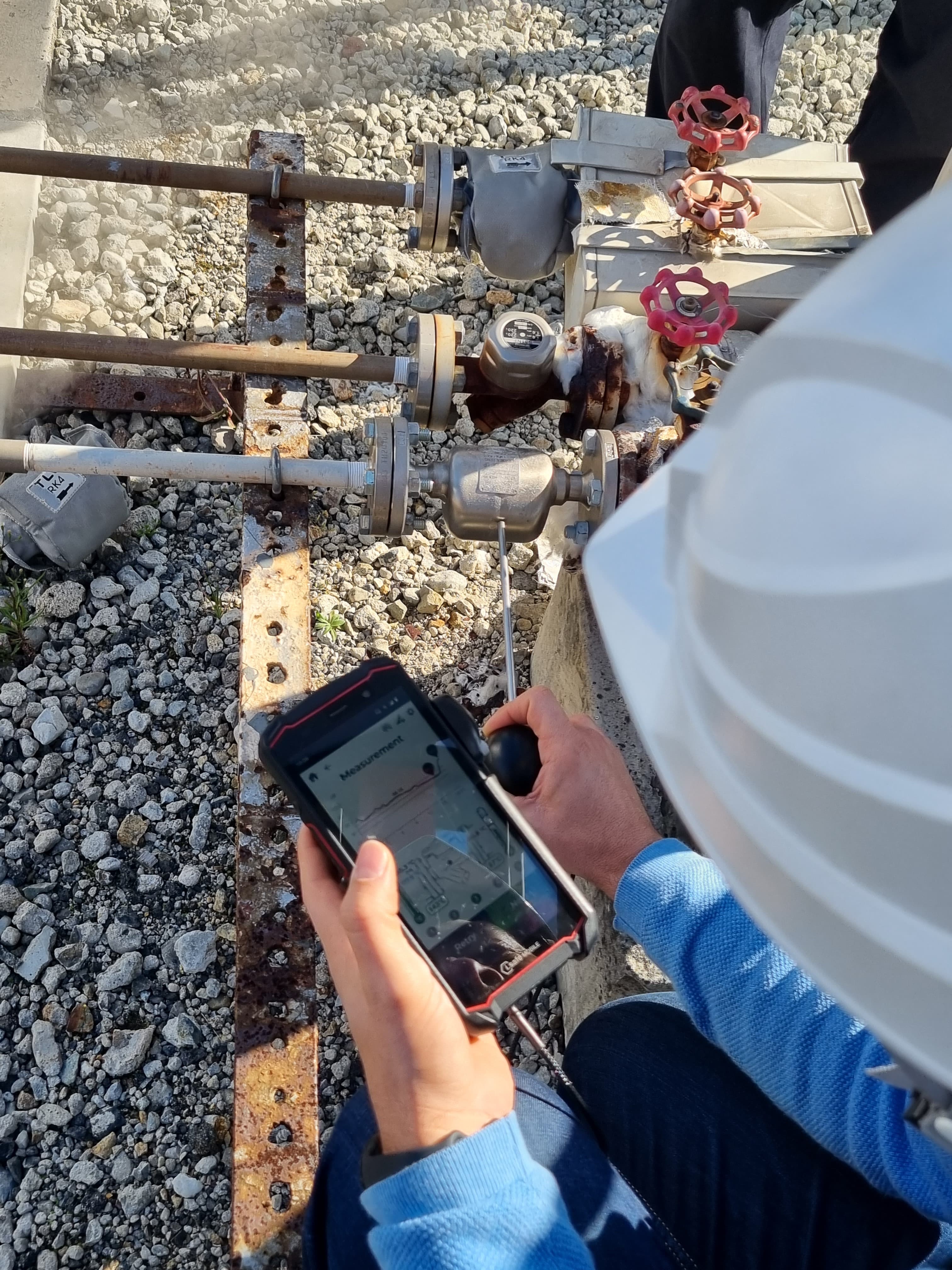 Technician following a Valve Sense measurement on the smartphone