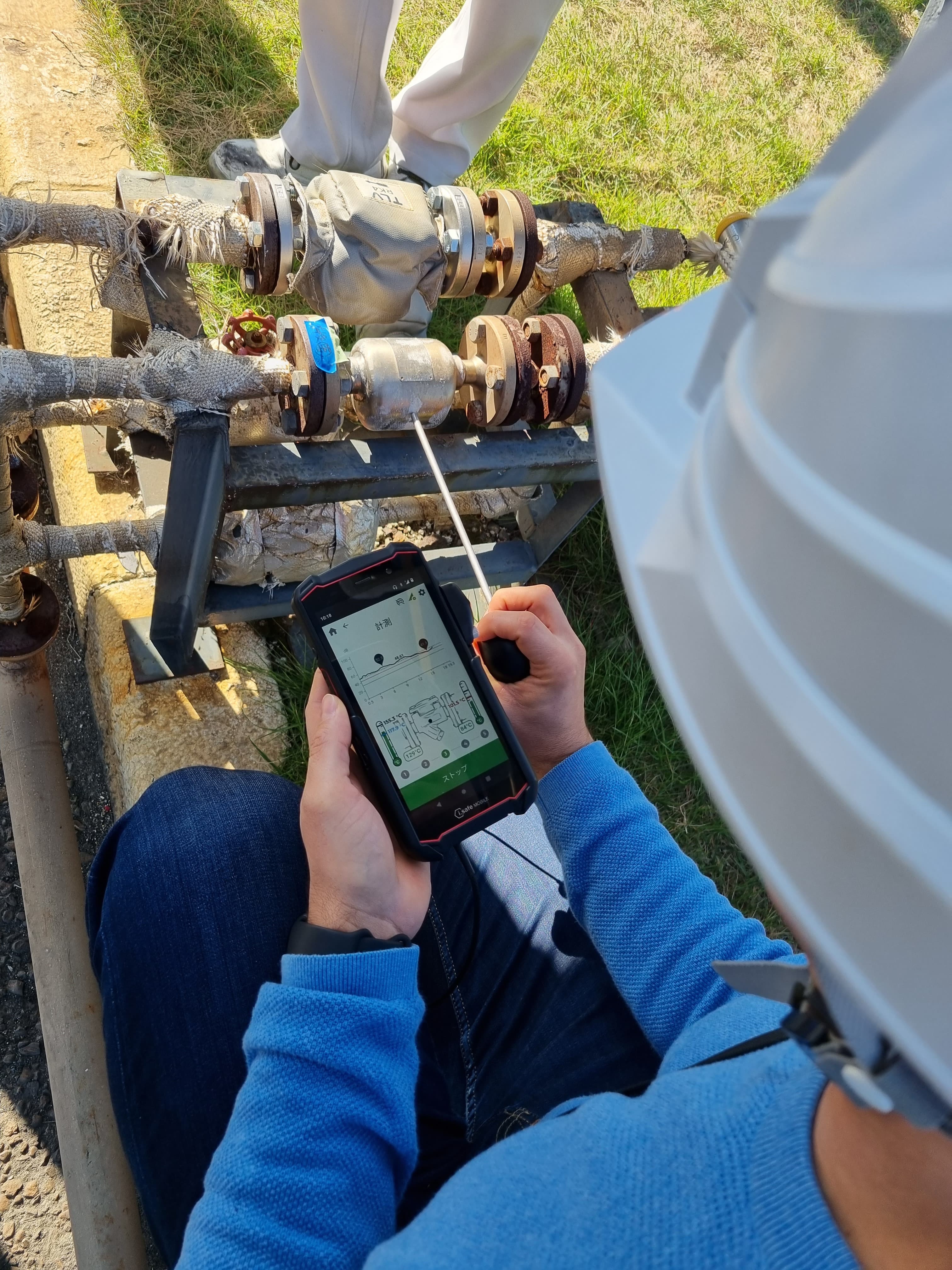 Techniker misst ein Ventil und nutzt Valve Sense am Smartphone