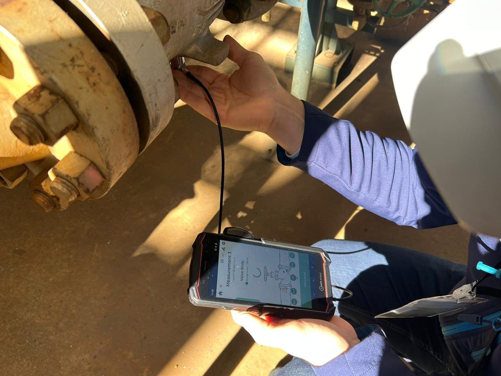 Michael Hettegger placing the acoustic emission sensor during a guided valve measurement
